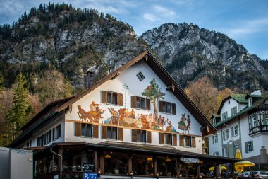Schwangau, Almanya - 29 Ekim 2025. Almanya 'nın Bavyera kırsalındaki güzel geleneksel Alman restoranında klasik Alp evleri ve büyüleyici kırsal manzaralar yer alıyor..