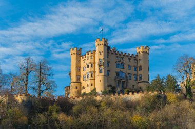 Almanya, Bavyera 'daki Hohenschwangau Kalesi' nin güzel sonbahar manzarası, renkli sonbahar yaprakları ve alp manzaralarıyla çevrili..