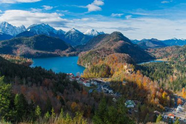 Almanya, Bavyera 'da mevsimlik sıcacık renklerle resmedilmiş sonbahar manzarası.