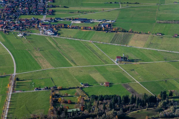 Almanya, Bavyera 'da mevsimlik sıcacık renklerle resmedilmiş sonbahar manzarası.