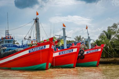 Tho 'm, Vietnam - 16 Aralık 2022. Geleneksel ahşap tekne Mekong Nehri 'nde Tho, Mekong Delta, Güney Vietnam' da, yemyeşil tropikal manzara ve sakin sularla çevrili..