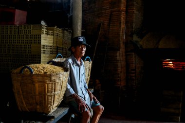Vinh Long, Vietnam - 17 Aralık 2022. Vinh Long, Güney Vietnam 'da eski bir tuğla fırınında çalışan bir adam..