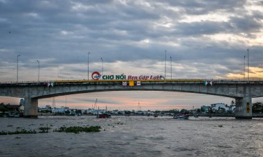 Can Tho, Vietnam - 18 Aralık 2022. Güneş doğarken Güney Vietnam 'da Cai Rang Yüzen Pazarı yakınlarında Mekong Nehri' ni kaplayan beton köprü..