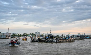 Can Tho, Vietnam - 18 Aralık 2022. Geleneksel ahşap tekne Güney Vietnam 'da Can Tho City yakınlarındaki Mekong Nehri' nde geziyor..