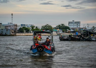 Can Tho, Vietnam - 18 Aralık 2022. Geleneksel ahşap tekne Güney Vietnam 'da Can Tho City yakınlarındaki Mekong Nehri' nde geziyor..