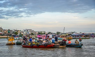 Can Tho, Vietnam - 18 Aralık 2022. Cai Rang Yüzen Pazarı 'ndaki faaliyetler, Güney Vietnam, Mekong Delta' nın bir imzası..