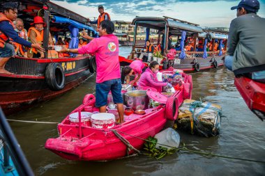 Can Tho, Vietnam - 18 Aralık 2022. Cai Rang Yüzen Pazarı 'nda geleneksel kahvaltı satışı, Mekong Delta, Vietnam.