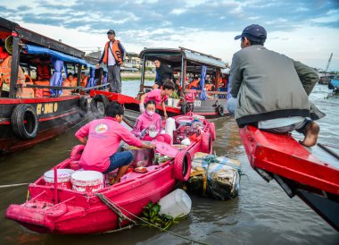 Can Tho, Vietnam - 18 Aralık 2022. Cai Rang Yüzen Pazarı 'nda geleneksel kahvaltı satışı, Mekong Delta, Vietnam.