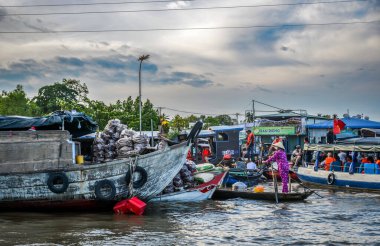Can Tho, Vietnam - 18 Aralık 2022. Cai Rang Yüzen Pazarı 'ndaki faaliyetler, Güney Vietnam, Mekong Delta' nın bir imzası..