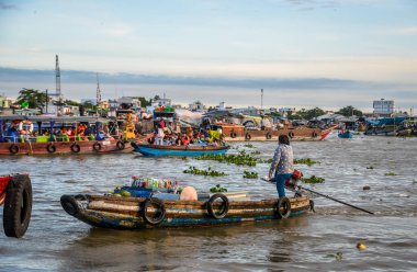 Can Tho, Vietnam - 18 Aralık 2022. Cai Rang Yüzen Pazarı 'ndaki faaliyetler, Güney Vietnam, Mekong Delta' nın bir imzası..