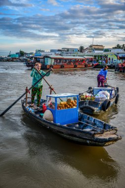 Can Tho, Vietnam - 18 Aralık 2022. Cai Rang Yüzen Pazarı 'ndaki faaliyetler, Güney Vietnam, Mekong Delta' nın bir imzası..