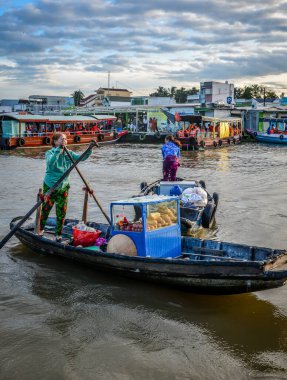 Can Tho, Vietnam - 18 Aralık 2022. Cai Rang Yüzen Pazarı 'ndaki faaliyetler, Güney Vietnam, Mekong Delta' nın bir imzası..