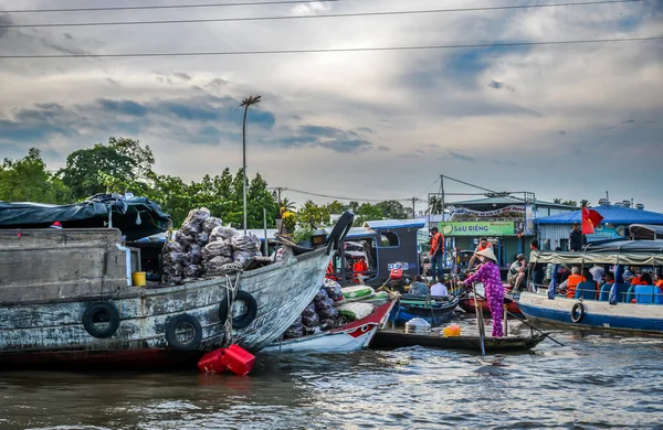 Can Tho, Vietnam - 18 Aralık 2022. Cai Rang Yüzen Pazarı 'ndaki faaliyetler, Güney Vietnam, Mekong Delta' nın bir imzası..