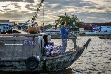 Can Tho, Vietnam - 18 Aralık 2022. Geleneksel ahşap tekne Güney Vietnam 'da Can Tho City yakınlarındaki Mekong Nehri' nde geziyor..