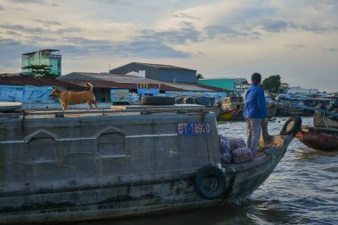 Can Tho, Vietnam - 18 Aralık 2022. Geleneksel ahşap tekne Güney Vietnam 'da Can Tho City yakınlarındaki Mekong Nehri' nde geziyor..