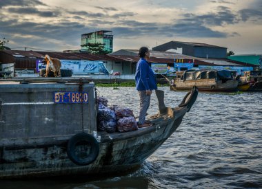 Can Tho, Vietnam - 18 Aralık 2022. Geleneksel ahşap tekne Güney Vietnam 'da Can Tho City yakınlarındaki Mekong Nehri' nde geziyor..