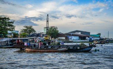 Can Tho, Vietnam - 18 Aralık 2022. Geleneksel ahşap tekne Güney Vietnam 'da Can Tho City yakınlarındaki Mekong Nehri' nde geziyor..