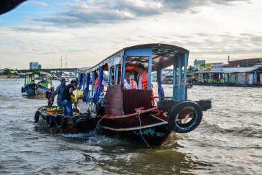 Can Tho, Vietnam - 18 Aralık 2022. Geleneksel ahşap tekne Güney Vietnam 'da Can Tho City yakınlarındaki Mekong Nehri' nde geziyor..