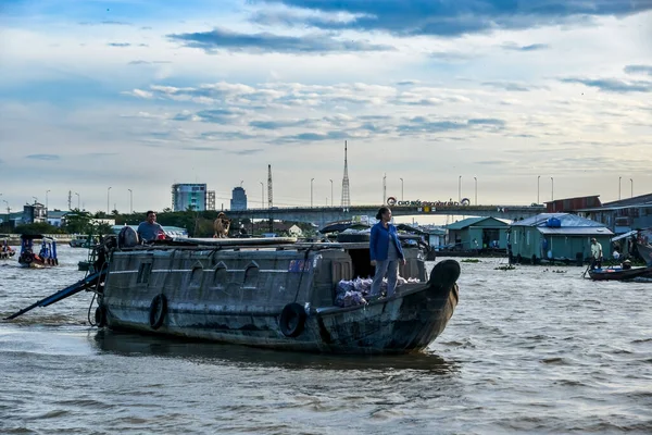 Can Tho, Vietnam - 18 Aralık 2022. Geleneksel ahşap tekne Güney Vietnam 'da Can Tho City yakınlarındaki Mekong Nehri' nde geziyor..