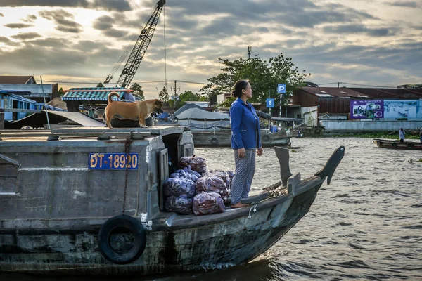 Can Tho, Vietnam - 18 Aralık 2022. Geleneksel ahşap tekne Güney Vietnam 'da Can Tho City yakınlarındaki Mekong Nehri' nde geziyor..