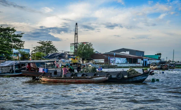 Can Tho, Vietnam - 18 Aralık 2022. Geleneksel ahşap tekne Güney Vietnam 'da Can Tho City yakınlarındaki Mekong Nehri' nde geziyor..
