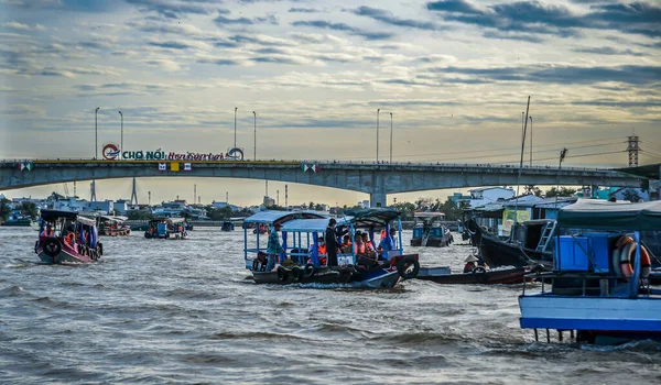 Can Tho, Vietnam - 18 Aralık 2022. Geleneksel ahşap tekne Güney Vietnam 'da Can Tho City yakınlarındaki Mekong Nehri' nde geziyor..