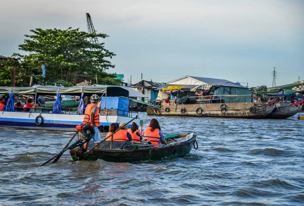 Can Tho, Vietnam - 18 Aralık 2022. Geleneksel ahşap tekne Güney Vietnam 'da Can Tho City yakınlarındaki Mekong Nehri' nde geziyor..