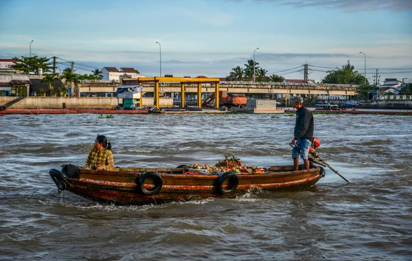 Can Tho, Vietnam - 18 Aralık 2022. Geleneksel ahşap tekne Güney Vietnam 'da Can Tho City yakınlarındaki Mekong Nehri' nde geziyor..