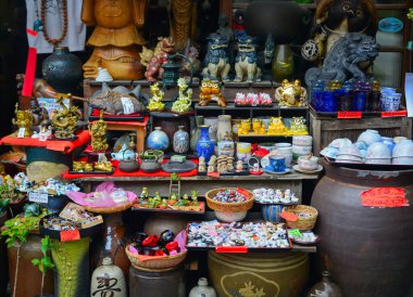 Nara, Japonya - 12 Nisan 2019. Japonya, Nara 'daki Yoshino Dağı' nda küçük bir kasabada hediyelik eşya dükkanı..