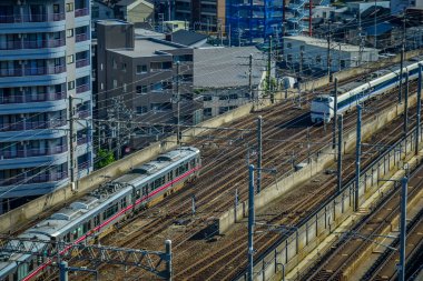Kanazawa, Japonya - 1 Mayıs 2023. Kanazawa City, Japonya 'dan geçen elektrikli bir trenin bulunduğu raylar..