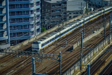 Kanazawa, Japonya - 1 Mayıs 2023. Kanazawa City, Japonya 'dan geçen elektrikli bir trenin bulunduğu raylar..