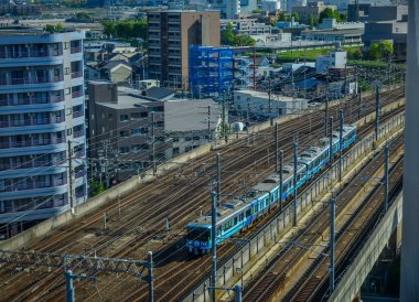 Kanazawa, Japonya - 1 Mayıs 2023. Kanazawa City, Japonya 'dan geçen elektrikli bir trenin bulunduğu raylar..