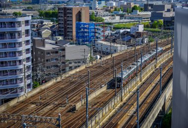 Kanazawa, Japonya - 1 Mayıs 2023. Kanazawa City, Japonya 'dan geçen elektrikli bir trenin bulunduğu raylar..