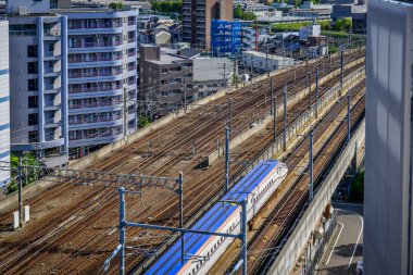 Kanazawa, Japonya - 1 Mayıs 2023. Kanazawa City, Japonya 'dan geçen elektrikli bir trenin bulunduğu raylar..