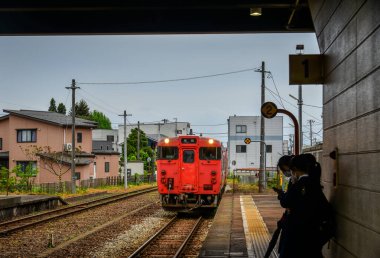 Kanazawa, Japonya - 30 Nisan 2023. Japonya 'nın Ishikawa bölgesindeki Kanazawa İstasyonu' ndan geçen klasik tren..