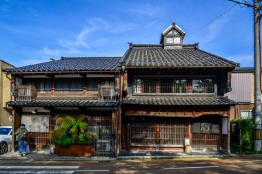 Kanazawa, Japonya - 30 Nisan 2023. Japonya 'nın Kanazawa şehrinde tarihi bir evin ön görüntüsü..