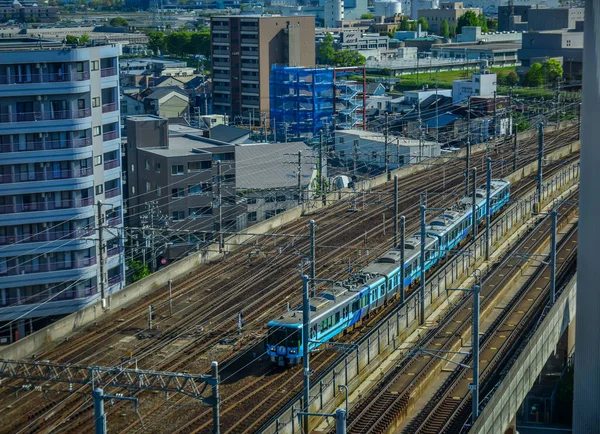 Kanazawa, Japonya - 1 Mayıs 2023. Kanazawa City, Japonya 'dan geçen elektrikli bir trenin bulunduğu raylar..