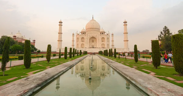 Indyjski osób odwiedza Taj Mahal — Zdjęcie stockowe