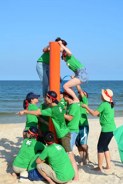 Genç insanlar bir takım spor oyun oynamak