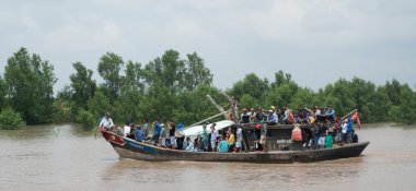 Mekong Nehri üzerinde birçok kişi taşıyan Motorlu tekne