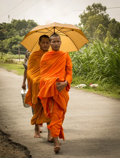 Asiático jóvenes monjes caminando mañana limosna — Foto de Stock