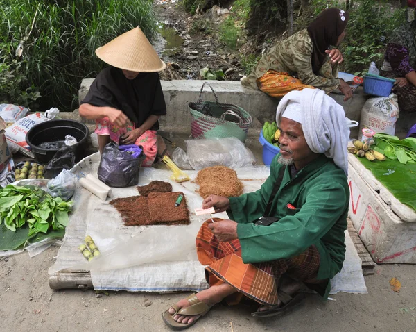 Viejas mujeres birmanas vendiendo tabaco — Foto de Stock