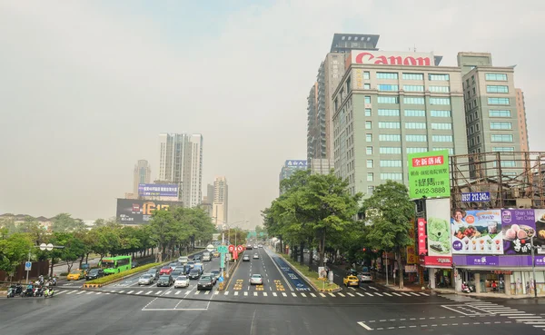 Muchos vehículos en la calle en Taichung —  Fotos de Stock