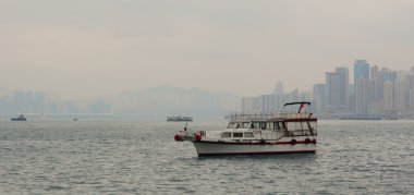 Bir kargo gemisi içinde Victoria Harbor, Hong Kong