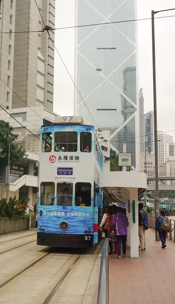 Doppeldeckerbus fährt in Hongkong — Stockfoto