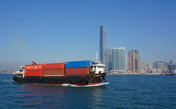 Nákladní loď v přístavu Victoria z Hong Kongu — Stock fotografie