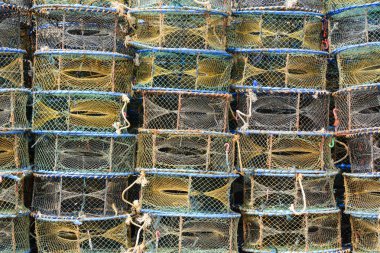 Renkli balık sandıkları bir gemide yığını