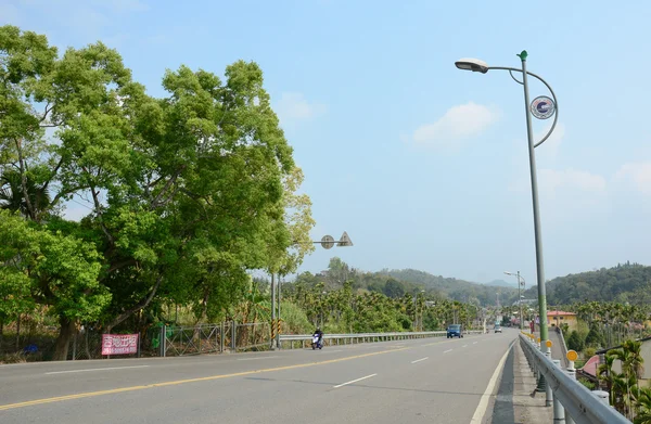 Kırsal yol ile kırsal manzara — Stok fotoğraf