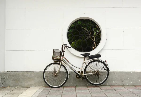 Bicicleta com a parede branca — Fotografia de Stock