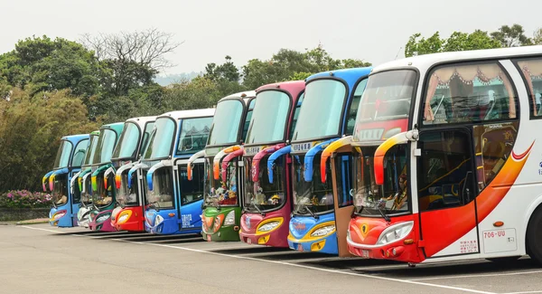 Coloridos autobuses de estacionamiento en la estación —  Fotos de Stock